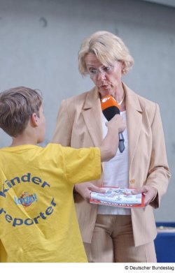 Susanne Kastner, Bundestagsvizepräsidentin im Interview mit einem Kinderreporter des ZDF