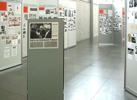 Fotografie von Stellwänden der Ausstellung, die Fotografien, Flugblätter und Plakate zum Thema zeigen