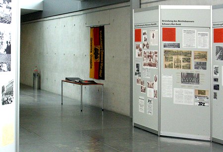 Stellwände mit Materialien der Ausstellung, im Hintergrund eine Reichsbannerfahne