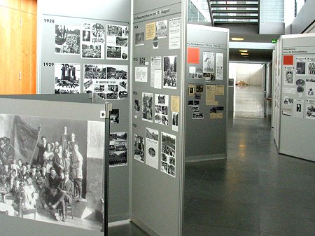 Stellwände mit historischen Fotografien, die Personen mit der Reichsbannerfahne zeigen