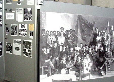 Fotografie einer zeitgenössischen Personengruppe mit Reichsbannerfahne in ihrer Mitte