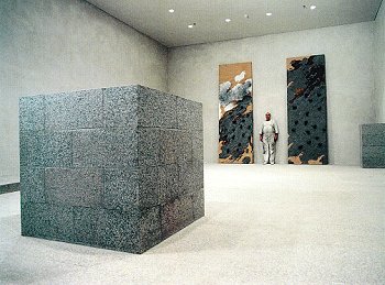 Günther Uecker in dem von ihm gestalteten Andachtsraum