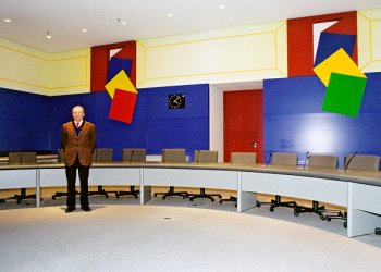 Georg Karl Pfahler im von ihm gestalteten Sitzungssaal des Ältestenrats