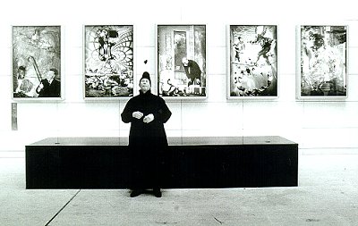 Sigmar Polke vor seinem zusammen mit Gerhard Richter geschaffenen Werk