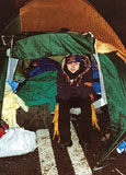 Olena nachts vor ihrem Zelt