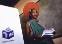 Afrikanische Frau mit Wahlunterlagen
