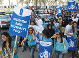 Demonstrierende Frauen mit Plakaten