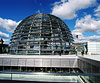 Die Kuppel des Reichstagsgebäudes mit Besuchern auf der Dachterrasse.