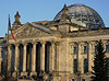 Das Westportal des Reichstagsgebäudes mit der Kuppel.