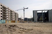 Ein Teil des Plattenbaus steht noch. Rechts im Bild das Marie-Elisabeth-Lüders-Haus.