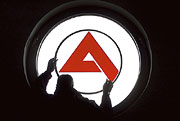 Bild: Das Logo der Bundesagentur für Arbeit in einem runden Fenster.