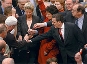 Bild: Bundeskanzler Gerhard Schröder stimmt mit weiteren Abgeordneten des Bundestages über Hartz IV ab.