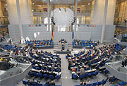 Bild: Blick in den Plenarsaal. Im Hintergrund der Bundestagsadler.