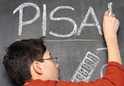 Bild: Ein Junge schreibt an eine Tafel PISA!