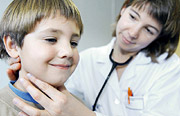 Bild: Kinderärztin untersucht den Hals eines Jungen