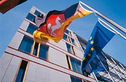 Bild: Deutsche Flagge mit niedersächsischem Wappen und EU-Flagge vor Gebäude