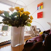 Bild: Strauss Blumen auf dem Schreibtisch