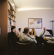 Bild: 5 Abgeordnete im Büro