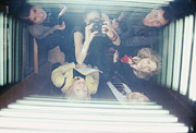 Bild: Kleine Fahrstuhlkabine mit den Mitgliedern des AK