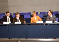 Begrüßung durch die Vorsitzenden der im Deutschen Bundestag vertretenen Fraktionen vor Beginn der zweiten Plenarsitzung am 26. Oktober 2004