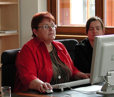Fotografie von Marlene Rupprecht, SPD, am PC während der Onlinekonferenz