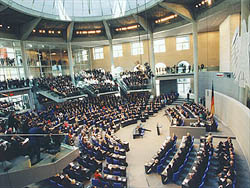 Blick in den Plenarsaal des Reichstagsgebäudes während einer Plenarsitzung des 14. Deutschen Bundestages