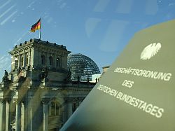 die Geschäftsordnung des Deutschen Bundestages - im Hintergrund das Reichstagsgebäude