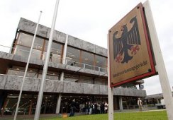 Foto: Gebäude des Bundesverfassungsgerichtes in Karlsruhe, im Vordergrund das Hinweisschild mit dem Bundesadler