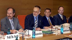 Foto: Der Bundeswahlleiter Johann Hahlen, (2.v.l.), mit Mitgliedern des Bundeswahlausschusses während einer Sitzung im Bundestag
