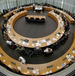 Foto: Innenansicht eines Sitzungssaals im Paul-Löbe-Haus, Sitzung des Bundeswahlausschusses