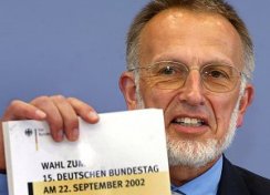 Foto: Bundeswahlleiter Johann Hahlen mit einer Broschüre zur Bundestagswahl 2002