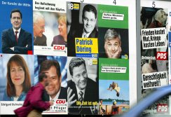 Foto: Wahlplakate aller Parteien zur Bundestagswahl 2002