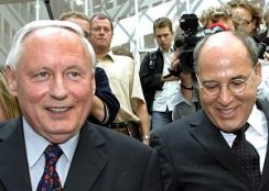 Foto: Oskar Lafontaine und Gregor Gysi lachend bei einem Pressetermin