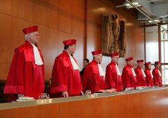 Foto: Die Richter des Bundesverfassungsgerichtes stehen hinter dem Schreibtisch im Gerichtssaal