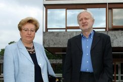 Foto: Die Bundestagsabgeordneten Werner Schulz und Jelena Hoffmann vor dem Bundesverfassungsgericht