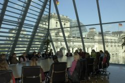 Besprechungsraum im Jakob-Kaiser-Haus mit Blick auf das Reichstagsgebäude