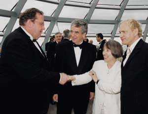 Die Schauspieler Ottfried Fischer (links) und Uwe Ochsenknecht (rechts) mit Staatsminister Michael Naumann und Vizepräsidentin Antje Vollmer.