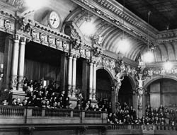 Blick in den historischen Plenarsaal im alten Reichtagsgebäude.