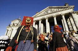 Hexen, Teufel und Hansele auf der Treppe des Reichstagsgebäudes.