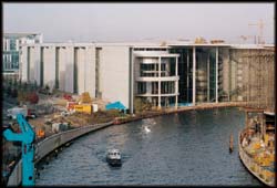 Blick über die Spree auf das Paul-Löbe-Haus, im Hintergrund links das Kanzleramt.