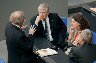 Gespräch am Rande: Bundestagspräsident Thierse (l.) mit Innenminister Otto Schily und dessen neuer Parlamentarischen Staatssekretärin Ute Vogt.