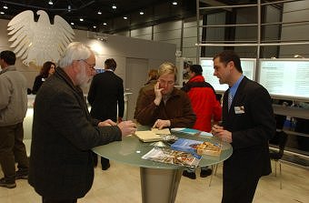 Besucher am Messestand des Deutschen Bundestages