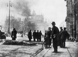 Fotografie: Blick vom Brandenburger Tor auf das brennende Reichstagsgebäude am Morgen