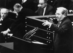 Carlo Schmid steht am Rednerpult im Bundestag in Bonn.