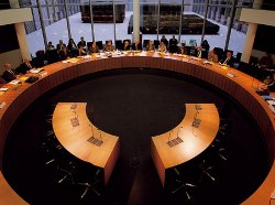 Der Petitionsausschuss tagt im Paul-Löbe-Haus