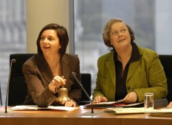 Foto: Konstituierende Sitzung des Ausschusses für Verbraucherschutz, Ernährung und Landwirtschaft, im Bild (v.r.) die Vorsitzende Bärbel Höhn und Vizepräsidentin Katrin Göring Eckardt