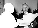 Bild: Adenauer und eine Silhouette