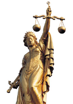 Justitia mit Waage und verbundenen Augen.