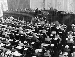 Fotografie: Blick in den Plenarsaal des Bundestages am 27. 9. 1951