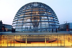 Reichstagskuppel und Fraktionsebene in der Dämmerung